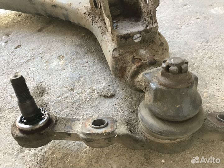 Нижный рычак передней повески на lexus is250