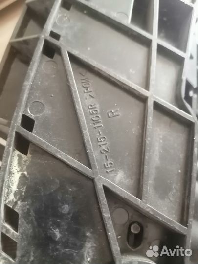 Nissan Tiida правая фара