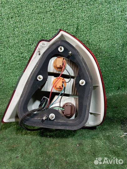 Фонарь задний левый Mitsubishi Carisma