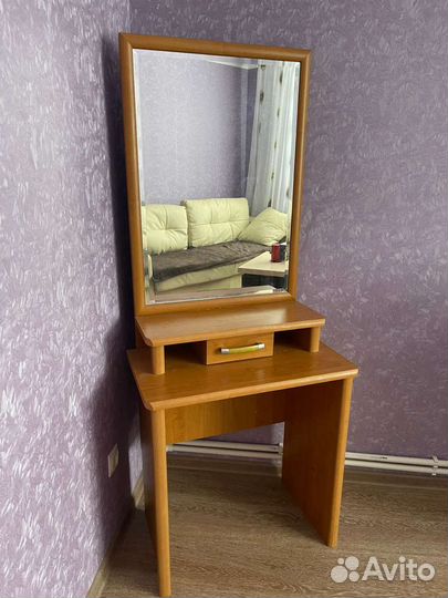 Трюмо с зеркалом