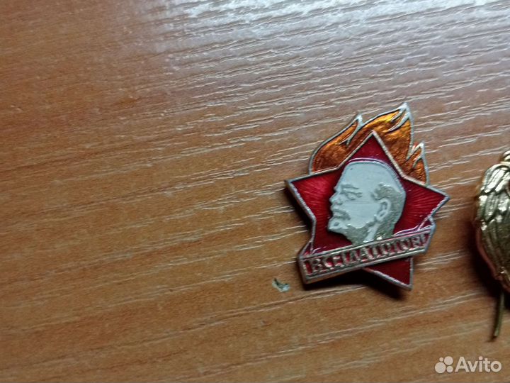 Значки и пугавицы