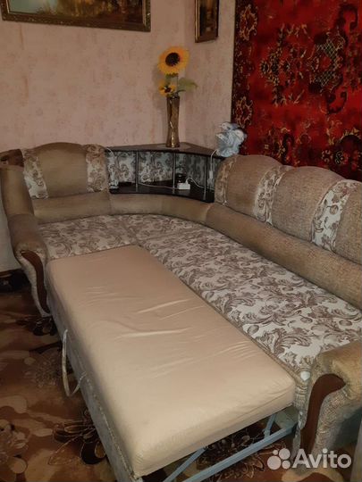 Угловой диван с полкой