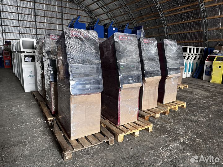 Работник склада банкоматов