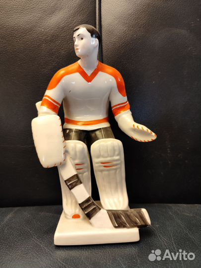 Фарфоровая статуэтка вратарь