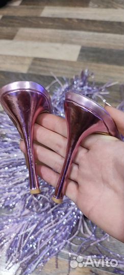 Прозрачные босоножки в стразах 