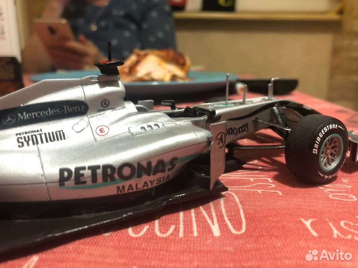 Сборная модель автомобиля F1 mercedes