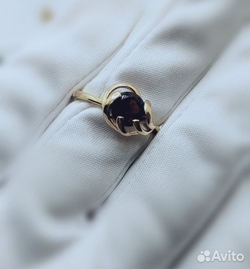 Кольцо с синтетическим камнем Золото