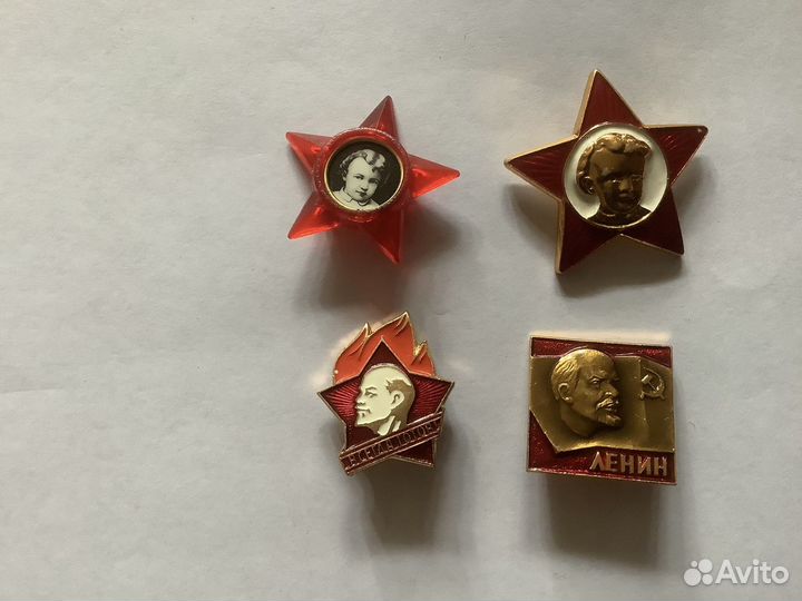 Продам значки и альбомы для значков