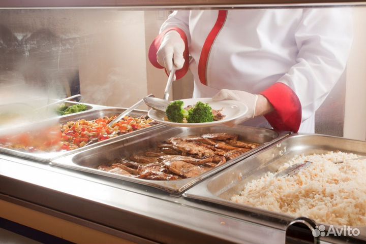 Повар линии раздачи в столовую