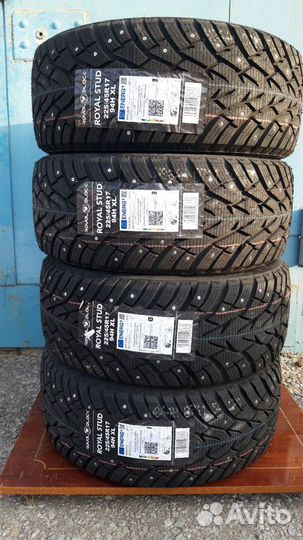 Royal Black Royal Stud 225/45 R17