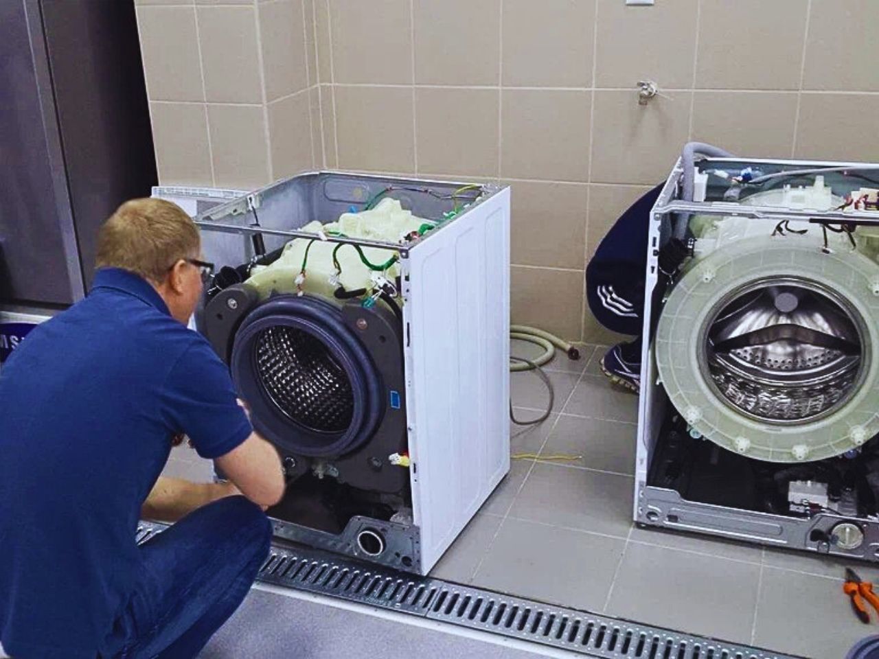 Ремонтник стиральных машин. Холодильник и стиральная машина. Ремонт стиральных машин москва сервисные центры. Ремонт стиральных машин москва сервисные центры. Сломалась стиральная машина.
