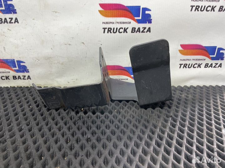 2359182 Кронштейн облицовки бампера правый