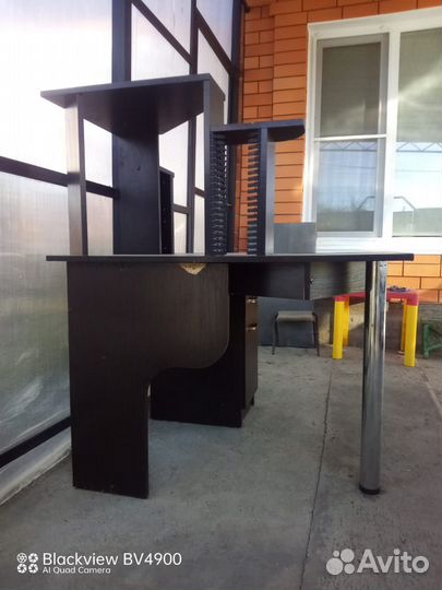 Угловой компьютерный стол