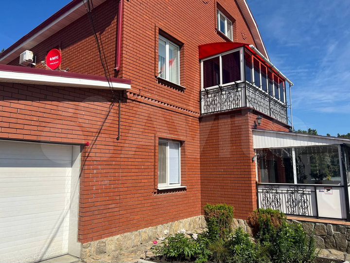 Коттедж 253 м² на участке 12 сот.