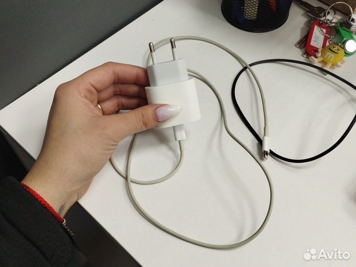 Продам оригинальную зарядку на Айфон