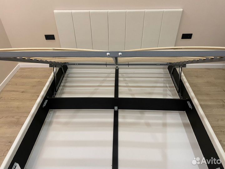 Кровать двухспальная с мягким изголовьем