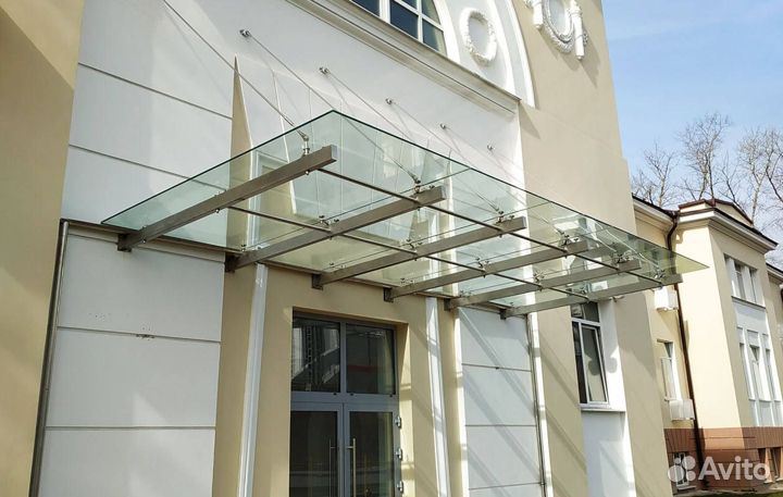 Стеклянный козырек над входом