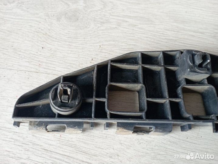 Крепление бампера переднее правое Lexus Rx350 2010