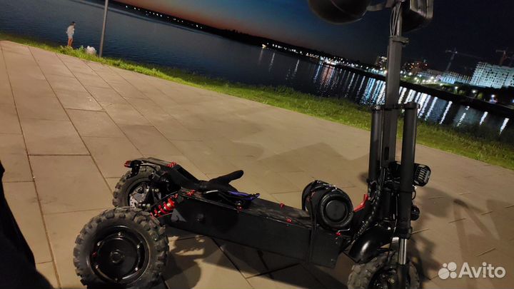 Электросамокат трехмоторный