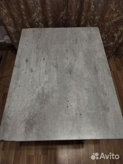 Стол кухонный