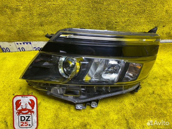 Фара передняя левая Toyota Voxy