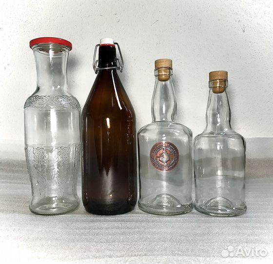 Пустые бутылки с крышкой