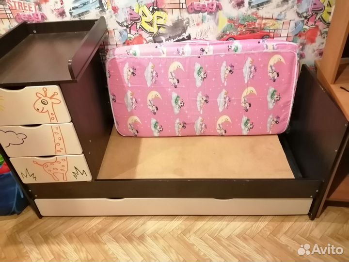 Детская кроватка с маятником и ящиком