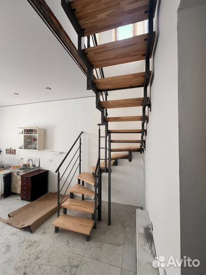 Лестница на металлокаркасе на заказ в дом