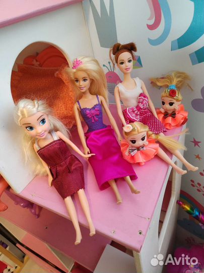 Кукольный домик с мебелью и куклами