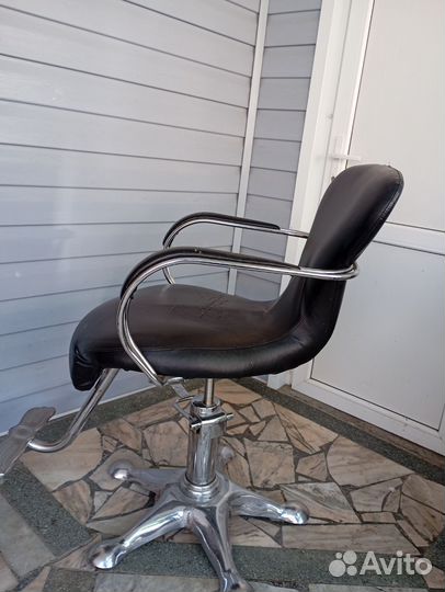 Гримерный стол визажиста и стул парикмахера