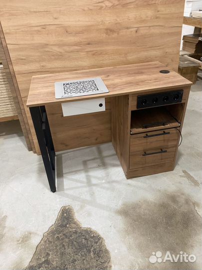 Маникюрный стол