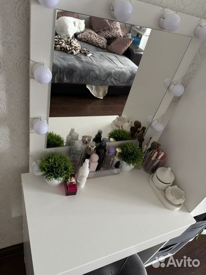 Туалетный столик с зеркалом и подсветкой