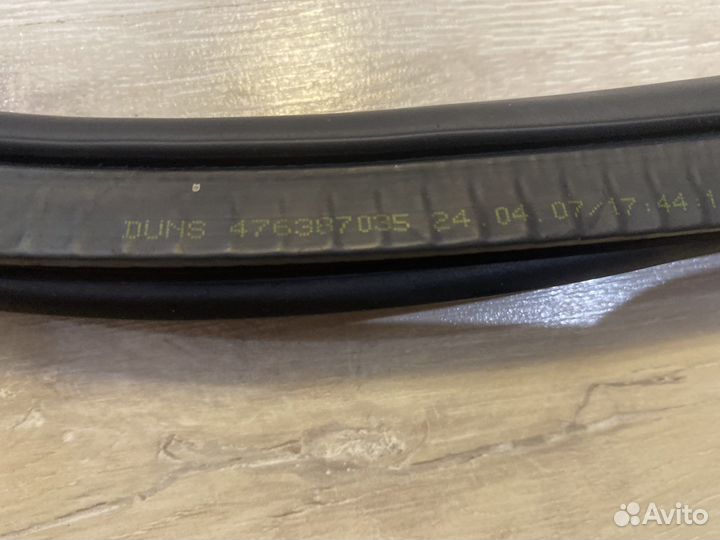 Уплотнитель дверного проема передний Cadillac Bls