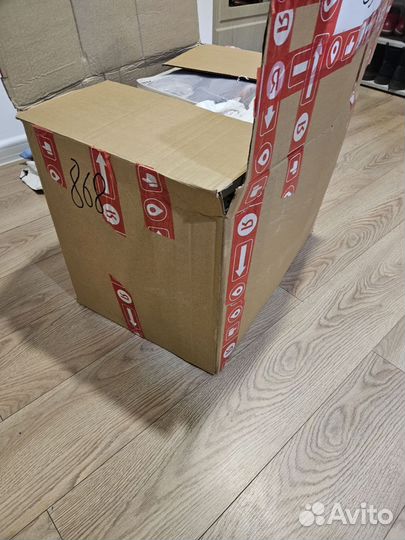 Вещи женские с чемоданом