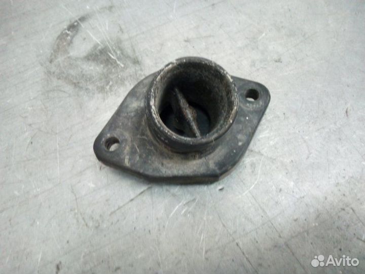 Фланец двигателя системы охлаждения Skoda Octavia