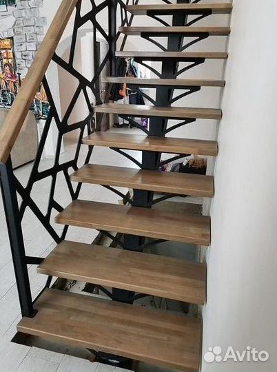 Лестница из ясеня на металлическом каркасе