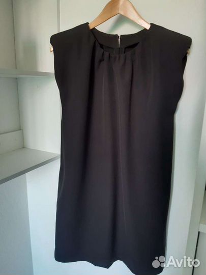 Платье с подплечниками