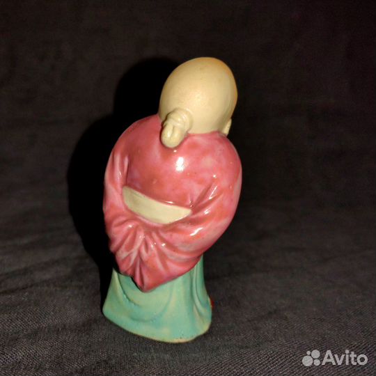 Фарфоровая статуэтка китайский 