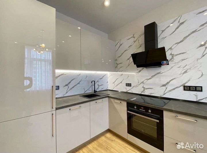 Кухня на заказ в мраморных оттенках