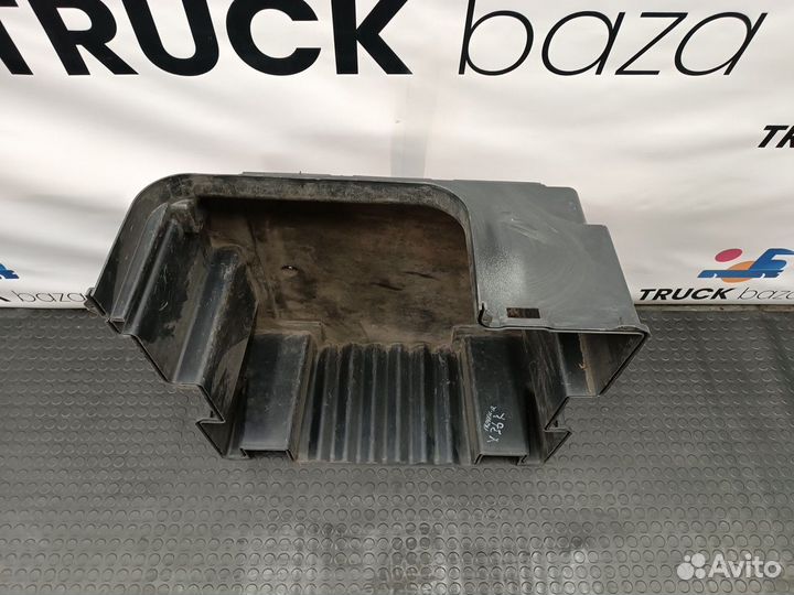 1368673 Ящик инструментальный правый