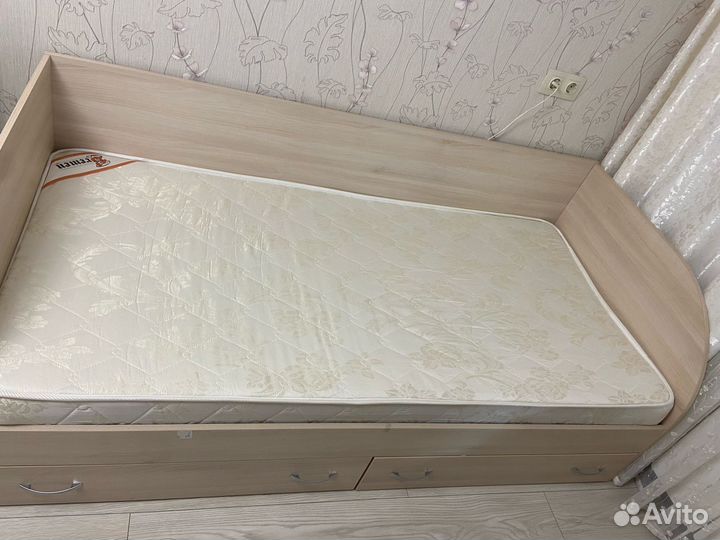 Продается кровать 90*190 с матрасом