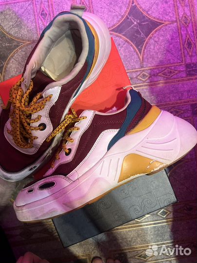 Кроссовки женские