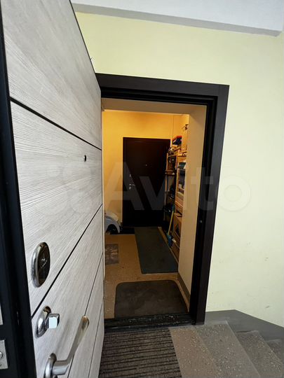 Доля в 2-к. квартире, 61,6 м², 1/3 эт.