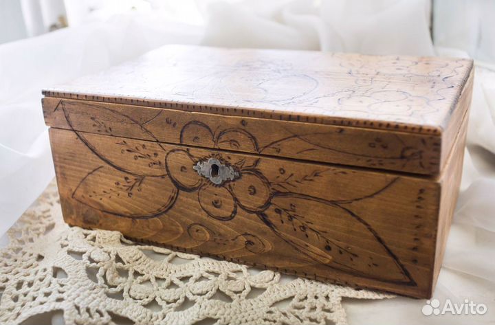 Большая старинная шкатулка