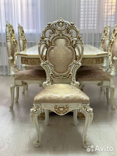 Стол и стулья