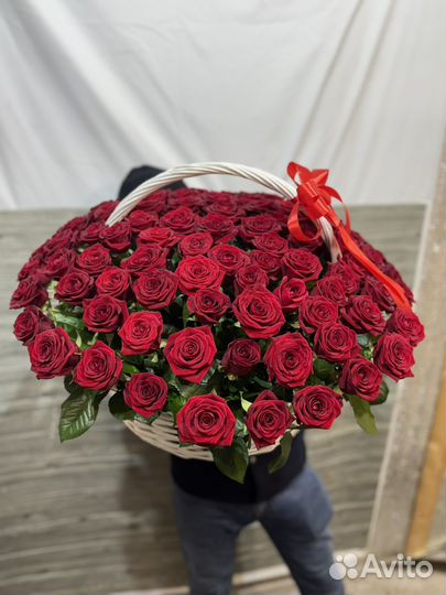 101 роза в корзине