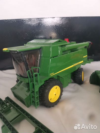 Игрушка Комбайн John Deere harvester T670i Bruder