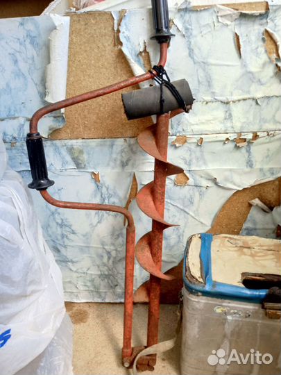 Ледоруб бур и рыболовный ящик