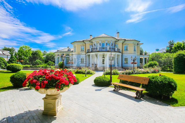 Дом 2000 м² на участке 64,3 сот.