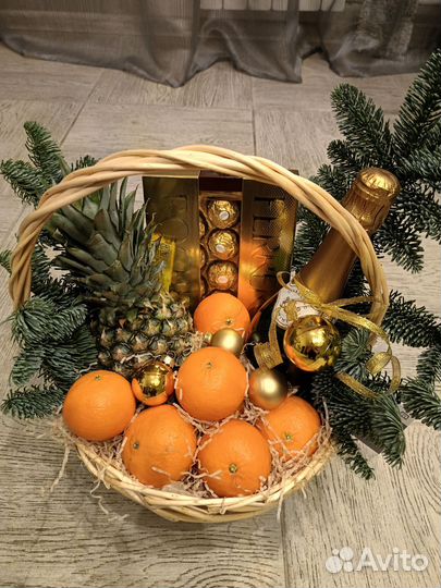 Деревянный ящик с орехами